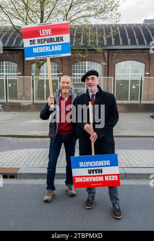 Tilburg, Noord-Brabant. Twee Republikeinse heren demonstreren om de beurt tegen de monarchie en voor een Republikeins staatsbestel tijdens Koningsdag 2017. Tilburg, Paesi Bassi. Due gentiluomini di mezza età che manifestano again la monarchia e a favore di una costituzione presidenziale durante Kingsday 2017. Foto Stock