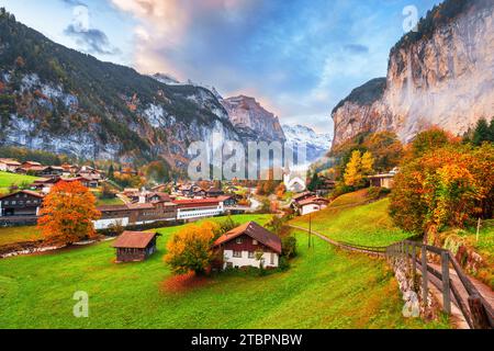 Lauterbrunnen, Svizzera bella mattina durante la stagione autunnale. Foto Stock