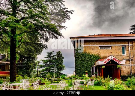 Questa immagine cattura una casa stupenda con mobili di gusto all'interno, creando una splendida atmosfera interna Foto Stock