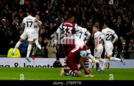 Londra, Regno Unito. 7 dicembre 2023. Cristian Romero del Tottenham Hotspur (17) festeggia con i suoi compagni di squadra dopo aver segnato il primo gol della sua squadra. Partita di Premier League, Tottenham Hotspur contro West Ham Utd allo Stadio Tottenham Hotspur di Londra giovedì 7 dicembre 2023. Questa immagine può essere utilizzata solo per scopi editoriali. Foto solo editoriale di Sandra Mailer/Andrew Orchard fotografia sportiva/Alamy Live news credito: Andrew Orchard fotografia sportiva/Alamy Live News Foto Stock