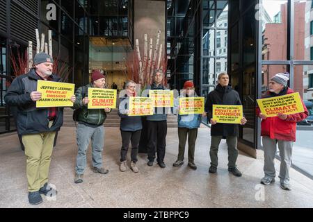 7 dicembre 2023. Boston, ma. I manifestanti si riuniscono al 53 degli uffici di State Street di Jeffrey Leerink, autista chiave del controverso hangar privato Foto Stock