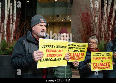 7 dicembre 2023. Boston, ma. I manifestanti si riuniscono al 53 degli uffici di State Street di Jeffrey Leerink, autista chiave del controverso hangar privato Foto Stock