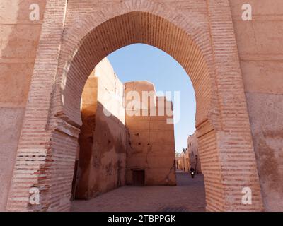 Arco e mura storiche vicino al Palazzo Badi (non in foto) a Marrakech, alias Marrakech, Marocco, 8 dicembre 2023 Foto Stock