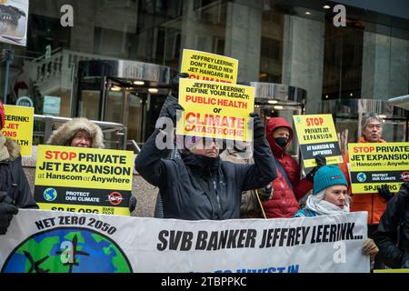 7 dicembre 2023. Boston, ma. I manifestanti si riuniscono al 53 degli uffici di State Street di Jeffrey Leerink, autista chiave del controverso hangar privato Foto Stock