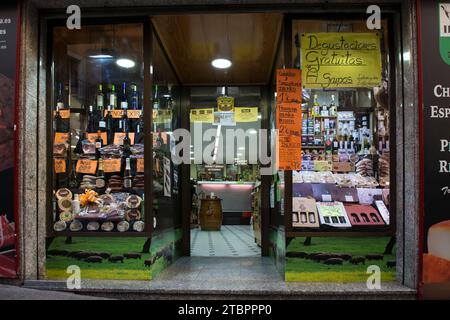 Vetrina con prodotti alimentari locali tradizionali a Caceres, Estremadura, Spagna Foto Stock