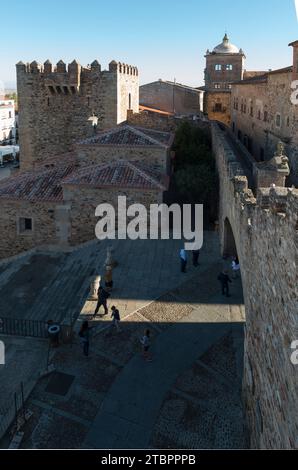 Scalinata che porta all'Arco de la Estrella. Torre di Bujaco sullo sfondo. Città vecchia di Caceres, Estremadura, Spagna. Foto Stock