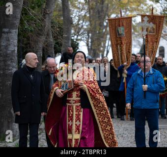 Sozopol, Bulgaria. 6 dicembre 2023. Sacerdoti ortodossi orientali della Chiesa George Victorious Church, accanto al sindaco Timohir Yanakiev, a sinistra, il sindaco di Sozopol, conduce una processione al porto durante San Festeggiamenti per il giorno del Nicola, 6 dicembre 2023 a Sozopol, Bulgaria. Credito: Sgt Bendon Daring-Green/U.S. Army/Alamy Live News Foto Stock