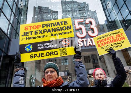 7 dicembre 2023. Boston, ma. I manifestanti si riuniscono al 53 degli uffici di State Street di Jeffrey Leerink, autista chiave del controverso hangar privato Foto Stock