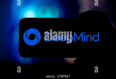 Guwahati, India. 8 dicembre 2023. In questa immagine viene visualizzato un logo DeepMind su uno smartphone. Credito: David Talukdar/Alamy Live News Foto Stock