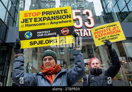 7 dicembre 2023. Boston, ma. I manifestanti si riuniscono al 53 degli uffici di State Street di Jeffrey Leerink, autista chiave del controverso hangar privato Foto Stock