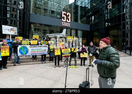 7 dicembre 2023. Boston, ma. I manifestanti si riuniscono al 53 degli uffici di State Street di Jeffrey Leerink, autista chiave del controverso hangar privato Foto Stock