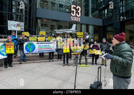 7 dicembre 2023. Boston, ma. I manifestanti si riuniscono al 53 degli uffici di State Street di Jeffrey Leerink, autista chiave del controverso hangar privato Foto Stock