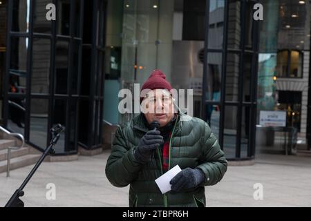 7 dicembre 2023. Boston, ma. I manifestanti si riuniscono al 53 degli uffici di State Street di Jeffrey Leerink, autista chiave del controverso hangar privato Foto Stock