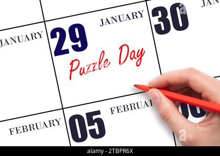 Gennaio 29. Scrivere a mano il testo Puzzle Day nella data del calendario. Segnatevi la data. Vacanze. Concetto di giorno dell'anno. Foto Stock