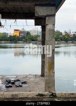 Serbatoio del tempio di Kapaleeshwarar riempito fino all'orlo a causa delle precipitazioni causate dalla grave tempesta ciclonica Michaung. Mettere a fuoco la pillola in primo piano Foto Stock