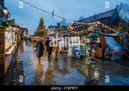 Il mercatino di Natale di fronte al municipio di Chester sembra piuttosto cupo sotto la pioggia. Foto Stock