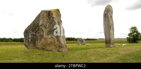 AVEBURY HENGE AND STONE CIRCLE – WILTSHIRE, INGHILTERRA Foto Stock