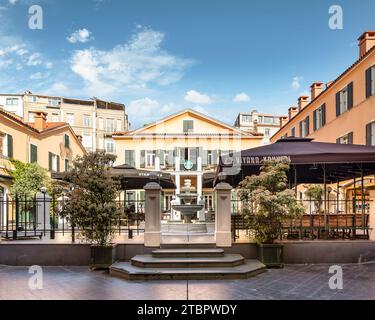 Istanbul, Turchia - 13 maggio 2023: Narmanli Han, edificio storico del XVII secolo in via Istiklal, attualmente centro commerciale e centro culturale, con cortile centrale con negozi intorno a una fontana Foto Stock
