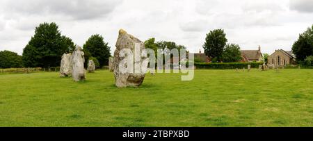 AVEBURY HENGE AND STONE CIRCLE – WILTSHIRE, INGHILTERRA Foto Stock