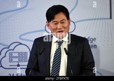 8 dicembre 2023, Renania-Palatinato, Montabaur: Hiroshi Mikitani, CEO di Rakuten, interviene durante una cerimonia. Il provider di telecomunicazioni 1&1 prevede di lanciare ufficialmente i suoi servizi mobili venerdì pomeriggio. Alla fine di settembre, 60 siti di antenne erano pronti per le connessioni telefoniche, di cui 200 da attivare entro l'inizio del 2024. Foto: Federico Gambarini/dpa Foto Stock