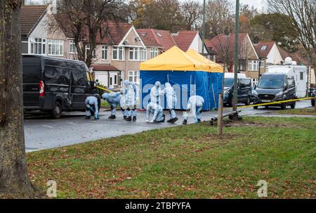 Il team forense indaga sul sito della telecamera UVLZ danneggiata da un dispositivo esplosivo. Sidcup, Kent. Regno Unito Foto Stock