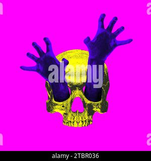 Mani umane che sporgono il cranio su sfondo rosa. Spaventoso, orrore. Collage d'arte contemporanea. Foto Stock