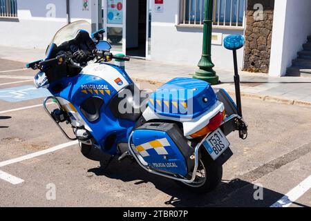 BMW Policia Local, motocicletta della polizia parcheggiata fuori dalla stazione di polizia, Av de Vargas, Arrecife, Lanzarote, Las Palmas, Spagna Foto Stock