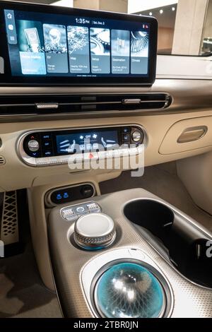 Showroom nel centro commerciale Hudson Yards per il lusso, tutte le auto elettriche Genesis, 2023, New York City, USA Foto Stock