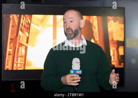 Praga, Repubblica Ceca, 8 dicembre 2023. Press Day alla mostra "Bond in Motion" presso il quartiere fieristico di Praga, Repubblica Ceca. La mostra copre sei decenni di storia dei film di James Bond e comprende oltre 75 veicoli. La mostra resterà aperta fino al 31 marzo 2024. Nella foto: Il coordonatore delle acrobazie Lee Morrison © Piotr Zajac/Alamy Live News Foto Stock