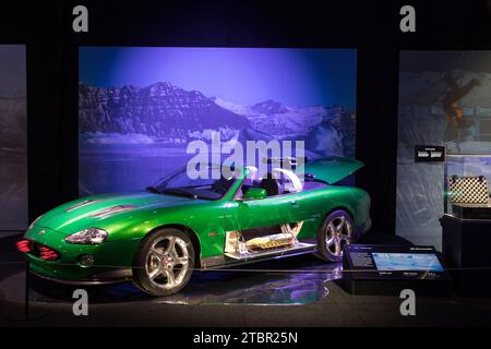 Praga, Repubblica Ceca, 8 dicembre 2023. Press Day alla mostra "Bond in Motion" presso il quartiere fieristico di Praga, Repubblica Ceca. La mostra copre sei decenni di storia dei film di James Bond e comprende oltre 75 veicoli. La mostra resterà aperta fino al 31 marzo 2024. Nella foto: Jaguar XKR da "Die Another Day" © Piotr Zajac/Alamy Live News Foto Stock