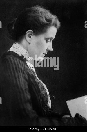 Jane Addams sta leggendo un libro. Studio ritratto circa 1910. Editore Bain News Service. Foto Stock