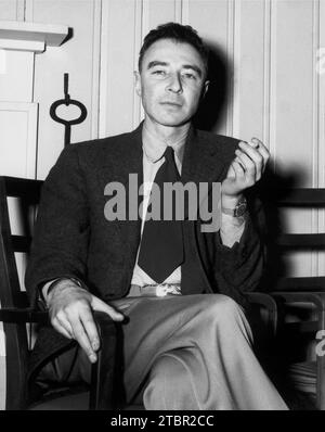 J. Robert Oppenheimer fuma una sigaretta al Guest Lodge, Oak Ridge, Tennessee. c. 1946. Di ed Westcott. Foto Stock