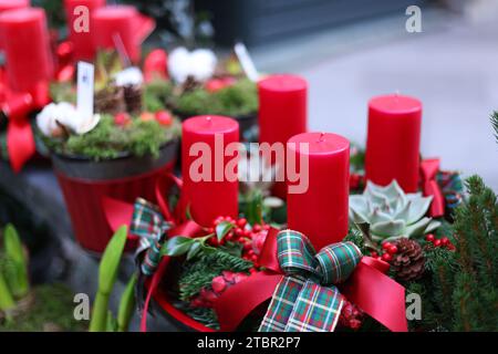 Decorazioni natalizie negli interni. Una corona dell'avvento con quattro candele rosse Foto Stock