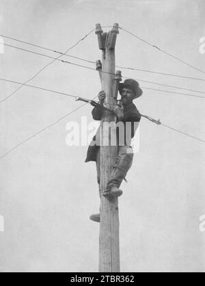 Operaio che ripara la linea telegrafica, circa 1862-63. Fotografato da Andrew J. Russell. Foto Stock