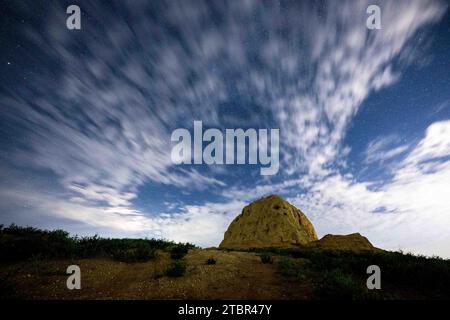 (231208) -- YANCHI, 8 dicembre 2023 (Xinhua) -- questa foto mostra una torre di fumo dell'antica grande Muraglia nella contea di Yanchi, regione autonoma Ningxia Hui della Cina nord-occidentale, 18 agosto 2023. La contea di Yanchi, conosciuta come "Museo della grande Muraglia", ospita una sezione di 259 km dell'antica grande Muraglia. Chen Jing e suo marito Gao Wandong si sono impegnati a documentare la sezione Yanchi dell'antico grande muro dal 2008. Finora, hanno percorso oltre 100.000 km e scattato più di 100.000 foto durante l'esplorazione. La coppia ha anche pubblicato un album fotografico e ha lanciato un museo per Better Foto Stock