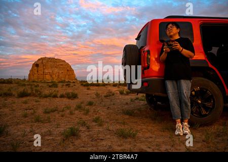 (231208) -- YANCHI, 8 dicembre 2023 (Xinhua) -- Chen Jing documenta una torre di fumo dell'antica grande Muraglia attraverso un drone nella contea di Yanchi, regione autonoma Ningxia Hui della Cina nord-occidentale, 17 agosto 2023. La contea di Yanchi, conosciuta come "Museo della grande Muraglia", ospita una sezione di 259 km dell'antica grande Muraglia. Chen Jing e suo marito Gao Wandong si sono impegnati a documentare la sezione Yanchi dell'antico grande muro dal 2008. Finora, hanno percorso oltre 100.000 km e scattato più di 100.000 foto durante l'esplorazione. La coppia ha anche pubblicato un album fotografico e lanciato un mu Foto Stock