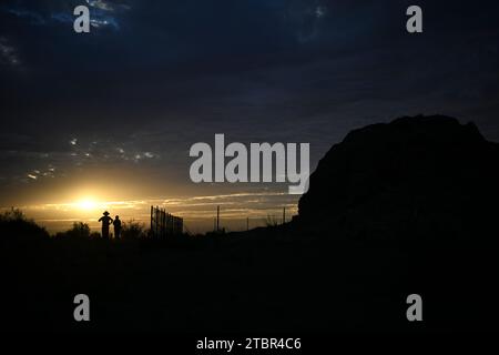 (231208) -- YANCHI, 8 dicembre 2023 (Xinhua) -- Chen Jing (R) e suo marito Gao Wandong scattano foto di una sezione dell'antica grande Muraglia nella contea di Yanchi, nella regione autonoma Ningxia Hui della Cina nord-occidentale, 17 agosto 2023. La contea di Yanchi, conosciuta come "Museo della grande Muraglia", ospita una sezione di 259 km dell'antica grande Muraglia. Chen Jing e suo marito Gao Wandong si sono impegnati a documentare la sezione Yanchi dell'antico grande muro dal 2008. Finora, hanno percorso oltre 100.000 km e scattato più di 100.000 foto durante l'esplorazione. La coppia ha anche pubblicato una foto al Foto Stock