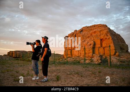 (231208) -- YANCHI, 8 dicembre 2023 (Xinhua) -- Chen Jing (L) scatta foto di una sezione dell'antica grande Muraglia nella contea di Yanchi, nella regione autonoma Ningxia Hui della Cina nord-occidentale, 17 agosto 2023. La contea di Yanchi, conosciuta come "Museo della grande Muraglia", ospita una sezione di 259 km dell'antica grande Muraglia. Chen Jing e suo marito Gao Wandong si sono impegnati a documentare la sezione Yanchi dell'antico grande muro dal 2008. Finora, hanno percorso oltre 100.000 km e scattato più di 100.000 foto durante l'esplorazione. La coppia ha anche pubblicato un album fotografico e lanciato un museo t Foto Stock