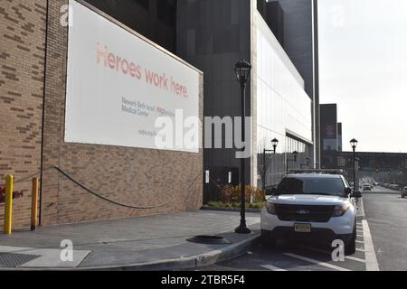 All'esterno del pronto soccorso dell'ospedale dove ha avuto luogo l'attacco di pugnalatura. L'attacco pugnalato all'interno del Newark Beth Israel Medical Center lascia due persone ferite a Newark, New Jersey, Stati Uniti l'8 dicembre 2023. Per Newark Public Safety Director Fritz Fragé, circa alle 7:09 di venerdì mattina, tre infermiere femminili al Newark Beth Israel Hospital, situato al 201 di Lyons Avenue, hanno subito lacerazioni a seguito di un alterco con una sospettata che era in visita a un paziente in terapia intensiva pediatrica. Il sospetto ha attaccato gli infermieri con un attrezzo di taglio. Secondo quanto riferito, ogni vittima e' Foto Stock