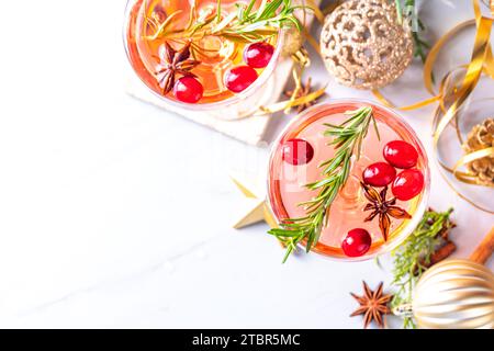 Cocktail margarita di Natale mirtilli rossi, punch o bevanda sangria con mirtilli rossi freschi e ramoscello di rosmarino, su sfondo decorato a Natale e Capodanno Foto Stock