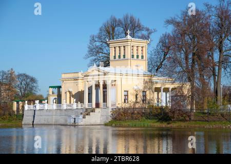 PETRODVORETS, RUSSIA - 25 OTTOBRE 2022: Il vecchio padiglione di Tsaritsyn sullo stagno di Olga in un soleggiato giorno di ottobre. Peterhof, nei pressi di St Petersburg Foto Stock