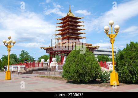 ELISTA, RUSSIA - 4 GIUGNO 2023: Pagoda buddista "sette giorni" nel paesaggio urbano in un soleggiato giorno di giugno Foto Stock