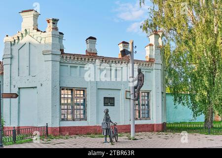 Yelabuga, Russia - 18 giugno 2023: Composizione scultorea Signalman e postino. Monumento in bronzo ai lavoratori dell'industria delle comunicazioni, 2007, scultore Foto Stock