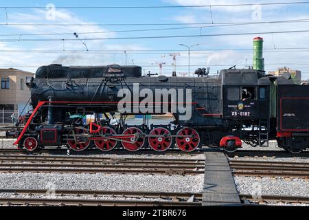 ST. PIETROBURGO, RUSSIA - 27 AGOSTO 2023: La locomotiva a vapore della serie LV è una delle locomotive a vapore sovietiche più avanzate. Forum sui trasporti ferroviari Foto Stock