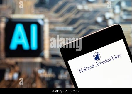 In questa foto, il logo della compagnia di navigazione Holland America Line è visualizzato su uno smartphone con un chip di intelligenza artificiale (ai) e un simbolo sullo sfondo. Foto Stock