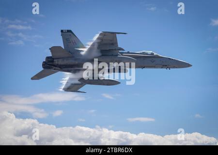 Un F-18 Hornet dei Marine della Marine Air Ground Task Force (MAGTF), con rottura di vapore intorno all'aereo, all'America's Airshow 2023 a Miramar, California Foto Stock