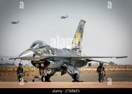 Due marine statunitensi non identificati con la Marine Air Ground Task Force (MAGTF) sotto un F-16 Falcon e CH-53 Sea Stallion al America's Airshow Foto Stock