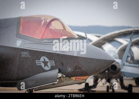 Un aviatore seduto nella cabina di pilotaggio di un F-35 Lightning II, mentre piove, all'America's Airshow 2023 a Miramar, California. Foto Stock