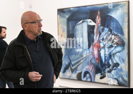 Il pittore ceco Michael Rittstein in un tour guidato della stampa della sua mostra Feet on the Table presso il Museo Kampa di Praga, Repubblica Ceca, 8 dicembre 2023. Michael Rittstein è uno dei principali rappresentanti della pittura figurativa espressiva ceca. Diresse lo studio di pittura presso l'Accademia di Belle Arti di Praga per diciassette anni. Le sue opere sono esposte al Museo Albertina di Vienna, al Centre Pompidou di Parigi, al Museo d'arte Danubiana Meulensteen di Bratislava e alla Galleria Nazionale di Praga. (Foto CTK/Michal Kamaryt) Foto Stock