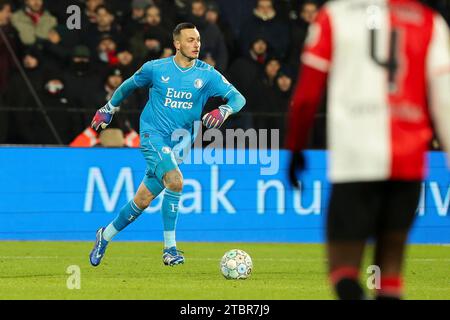 Rotterdam, Niederlande. 7 dicembre 2023. Il portiere Justin Bijlow del Feyenoord tira la palla durante la partita olandese Eredivisie tra Feyenoord e FC Volendam il 7 dicembre 2023 a Rotterdam, Paesi Bassi crediti: dpa/Alamy Live News Foto Stock